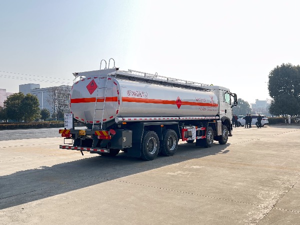 8x4重汽豪沃TX系列26立方原油运输罐车/华威驰乐牌SGZ5321GRYZZ6T5型易燃液体罐式运输车