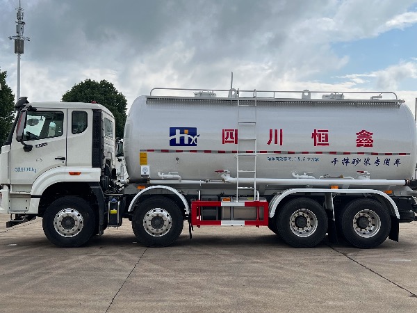 8x4新款重汽豪沃N系列轻量化干粉砂浆车（皮重12.8吨）