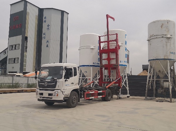 华威驰乐牌SGZ5180ZBGDF6型背罐车选装吊臂 现场操作图片