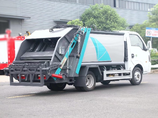 东风途逸蓝牌地下车库压缩垃圾车｜垃圾收集车｜挂桶垃圾车
