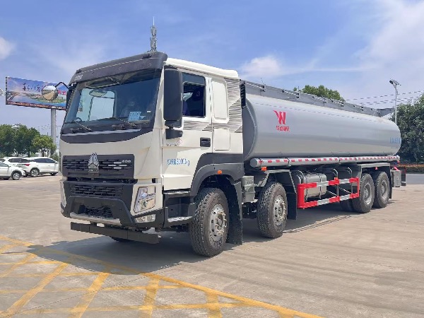 新推出8x4重汽成都王牌V7-X系列潍柴10升400马力油田专用供液车