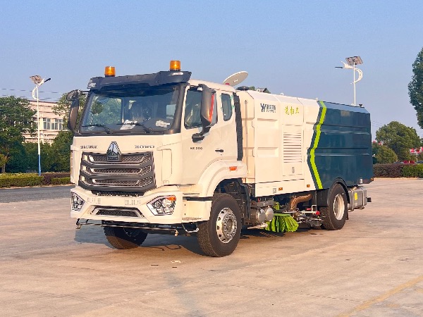 中国重汽湖北华威制造HOWO豪沃N系列18T洗扫车（海外版）