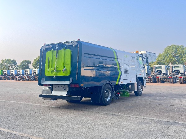 中国重汽湖北华威制造HOWO豪沃N系列18T洗扫车（海外版）