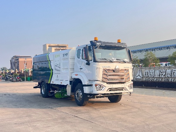 中国重汽湖北华威制造HOWO豪沃N系列18T洗扫车（海外版）
