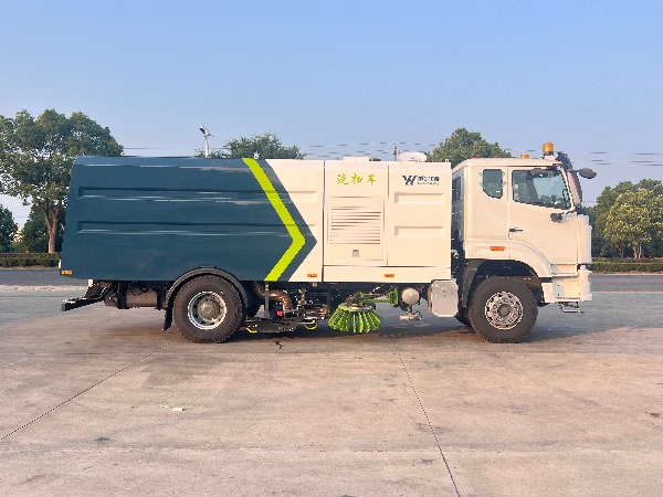 中国重汽湖北华威制造HOWO豪沃N系列18T洗扫车（海外版）