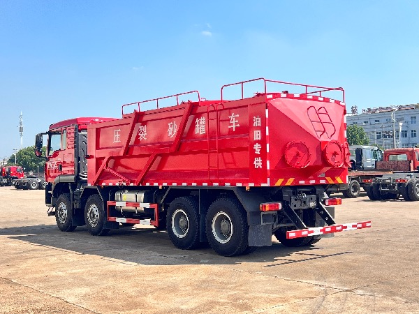 中国重汽HOWO豪沃重卡8X4压裂砂罐车｜华威驰乐牌SGZ5310TSGZZ6TX型压裂砂罐车