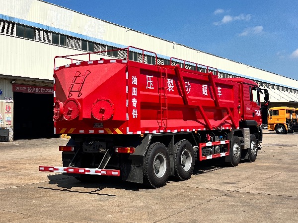 中国重汽HOWO豪沃重卡8X4压裂砂罐车｜华威驰乐牌SGZ5310TSGZZ6TX型压裂砂罐车