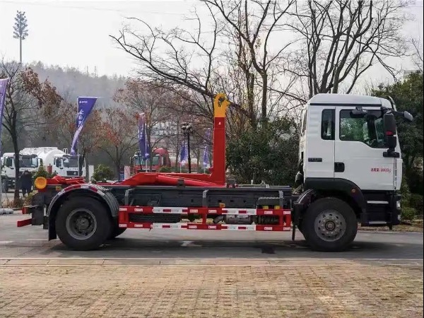 华威驰乐牌SGZ5180ZXXZZ6C5车厢可卸式垃圾车｜中国重汽汕德卡18T钩臂式垃圾车｜压缩垃圾箱转运车辆