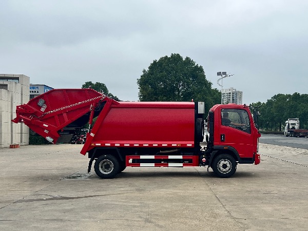 中国重汽HOWO豪沃8立方压缩式垃圾车【海外版】｜后装式压缩垃圾车｜垃圾压缩车｜垃圾收集压缩转运车｜垃圾转运车