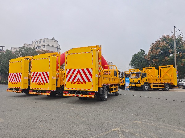 高速公路防撞缓冲车｜防撞车｜高速公路养护车｜除雪车｜扫雪车｜融雪剂撒布车