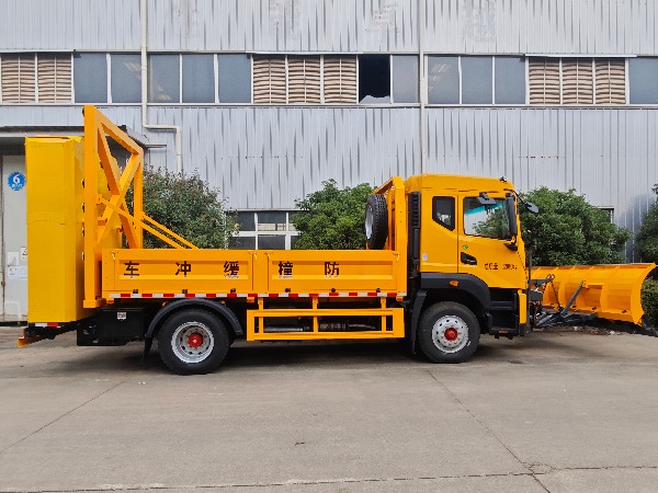 高速公路防撞缓冲车｜防撞车｜高速公路养护车｜ 除雪车｜扫雪车｜铲雪车｜融雪剂撒布车｜工具车