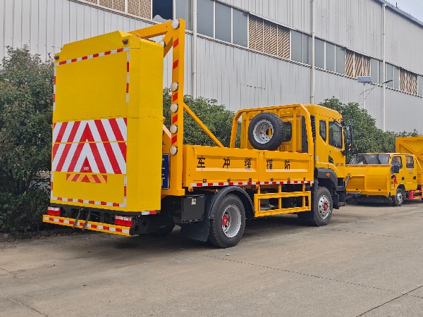 高速公路防撞缓冲车｜防撞车｜高速公路养护车｜ 除雪车｜扫雪车｜铲雪车｜融雪剂撒布车｜工具车