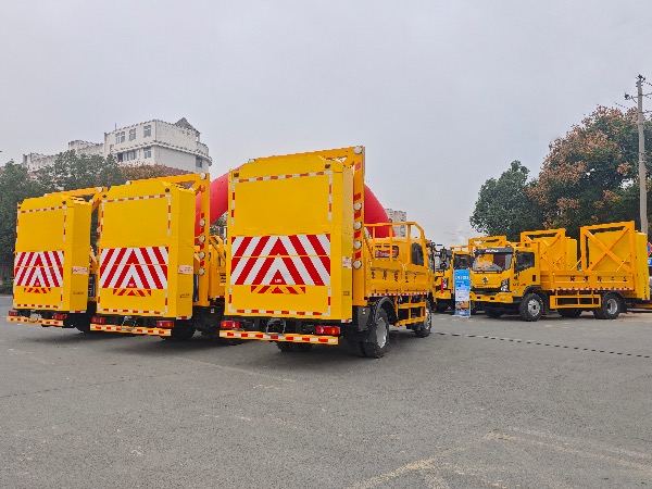 高速公路防撞缓冲车｜防撞车｜高速公路养护车｜ 除雪车｜扫雪车｜铲雪车｜融雪剂撒布车｜工具车